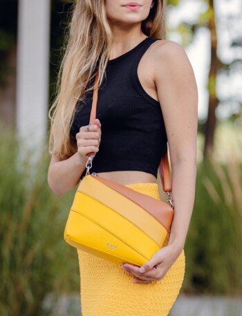 Dámska crossbody kabelka žltá - Vuch Coalie Striped Yellow