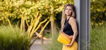 Dámska crossbody kabelka žltá - Vuch Coalie Striped Yellow